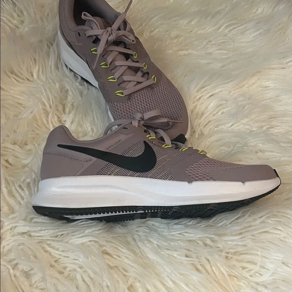 Nike Women's Lavender Running Shoe swift 3 size 8.5